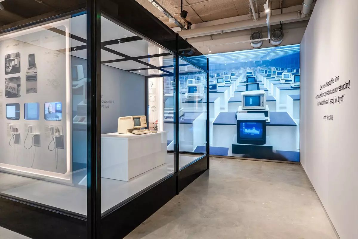 webtekno's tweet image. Avrupa'nın en büyük Apple Müzesi Hollanda da açıldı.

Müzede Apple'ın temellerinin atıldığı yer, Steve Jobs'ın ailesinin evinin garajının bir kopyası bile var.