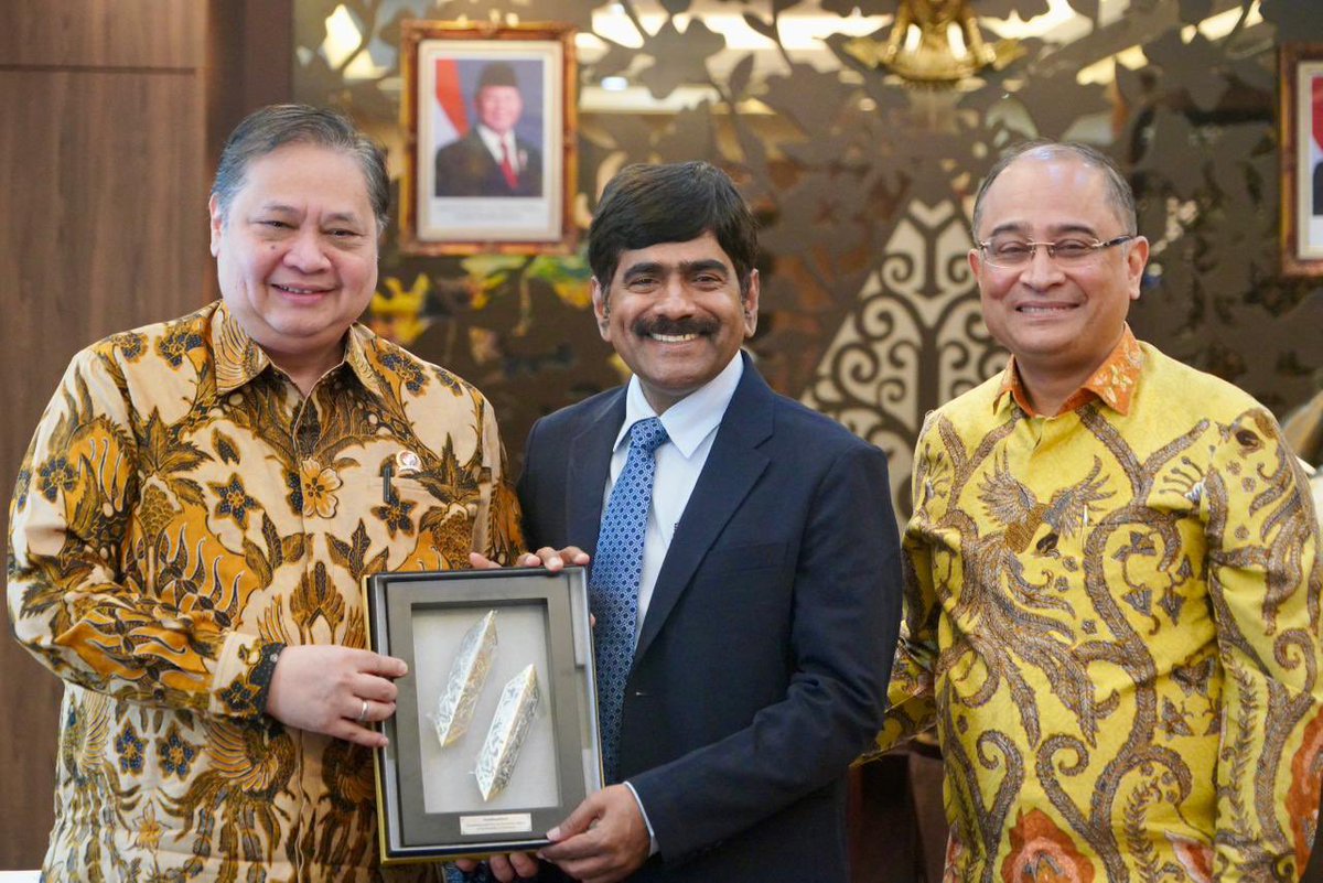 sandiplomat's tweet photo. The Coordinating Minister for Economic Affairs H.E. Pak Airlangga Hartarto while welcoming the initiative, encouraged the @IIM_Bangalore team to offer specialized management courses designed to address the growing needs of the rapidly digitalising Indonesian economy. https://t.co/mhGGTDxIEF