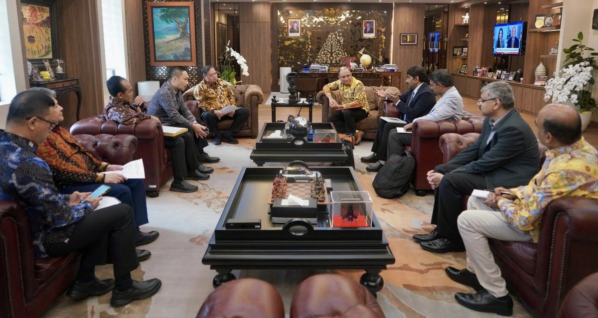 sandiplomat's tweet photo. The Coordinating Minister for Economic Affairs H.E. Pak Airlangga Hartarto while welcoming the initiative, encouraged the @IIM_Bangalore team to offer specialized management courses designed to address the growing needs of the rapidly digitalising Indonesian economy. https://t.co/mhGGTDxIEF