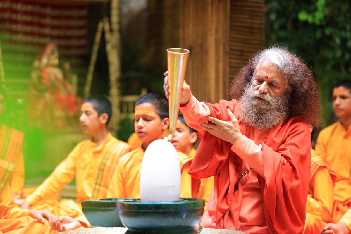 PujyaSwamiji's tweet photo. सनातन संस्कृति के सर्वोच्च सोपान हैं—गौ और शिव.
#SanatanSanskriti #GauMata #LordShiva #SanatanDharma #HinduCulture #ShivBhakti #GauSeva #IndianTradition #DharmicValues #SpiritualIndia https://t.co/oFvmehb5Ad