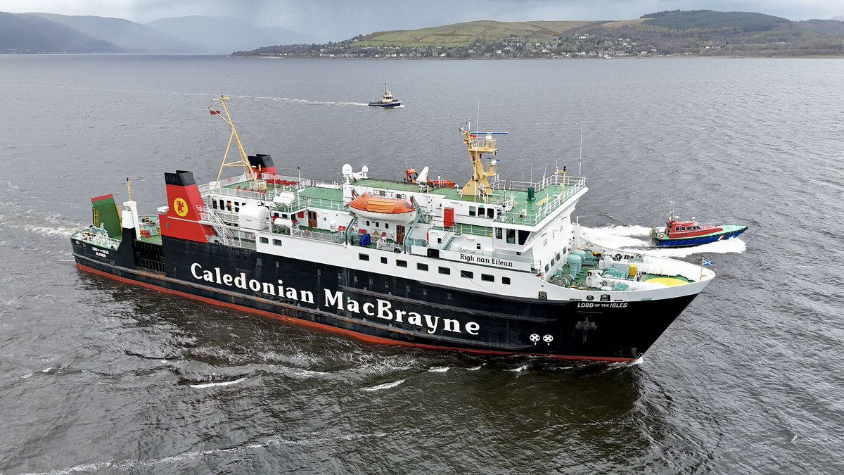 mjgardner73's tweet photo. The #LordoftheIsles inbound for Inchgreen this morning passing #Gourock on here way up river. #Calmac https://t.co/9ABADhvQKN