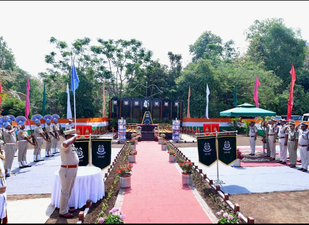 GC_CRPF_RANCHI's tweet photo. श्री डी एन लाल DIG, GC रांची के नेतृत्व में आज शौर्य दिवस मनाया गया जिसमें मुख्य अतिथि श्री साकेत कुमार सिंह, IPS,IG JKD sector थे। इस अवसर पर शहीदों को पुष्प चक्र अर्पित कर श्रद्धांजलि दी गई और वीर नारियों को उपहार दे कर सम्मानित किया गया। @crpfindia @HMOIndia @JharkhandCrpf https://t.co/SoFKy2WvZX