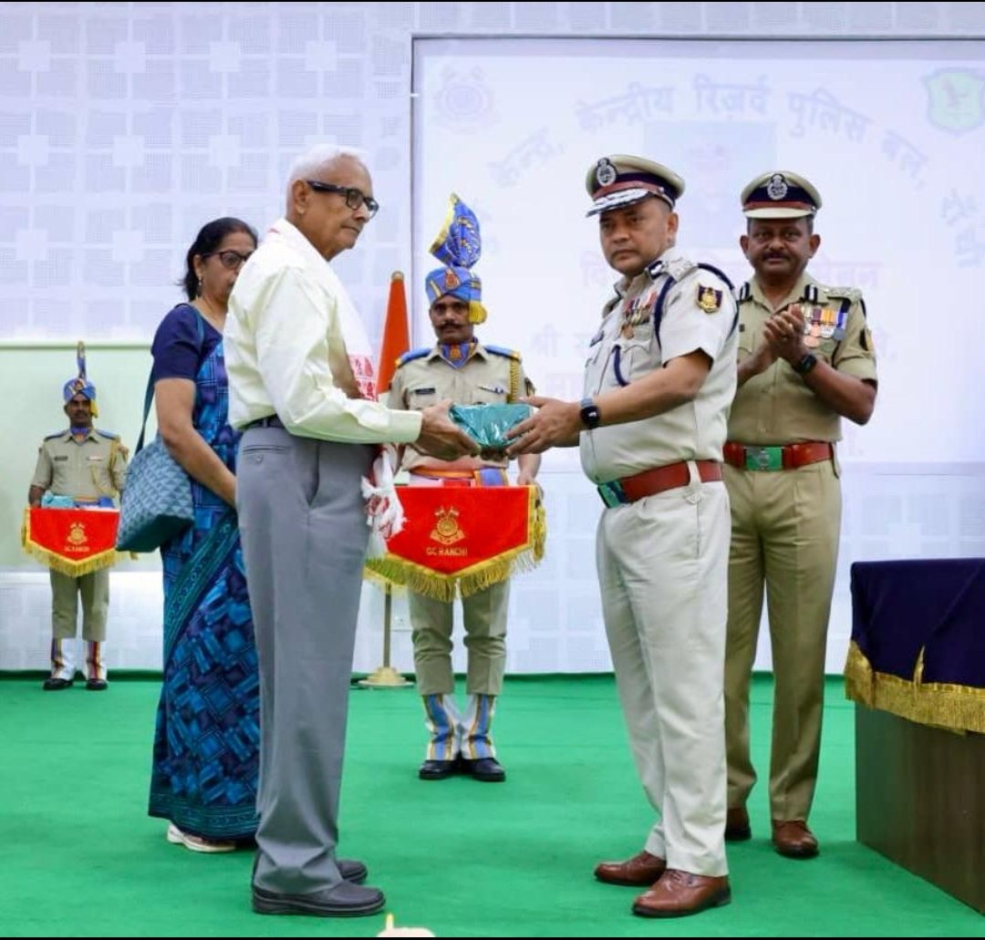 GC_CRPF_RANCHI's tweet photo. श्री डी एन लाल DIG, GC रांची के नेतृत्व में आज शौर्य दिवस मनाया गया जिसमें मुख्य अतिथि श्री साकेत कुमार सिंह, IPS,IG JKD sector थे। इस अवसर पर शहीदों को पुष्प चक्र अर्पित कर श्रद्धांजलि दी गई और वीर नारियों को उपहार दे कर सम्मानित किया गया। @crpfindia @HMOIndia @JharkhandCrpf https://t.co/SoFKy2WvZX