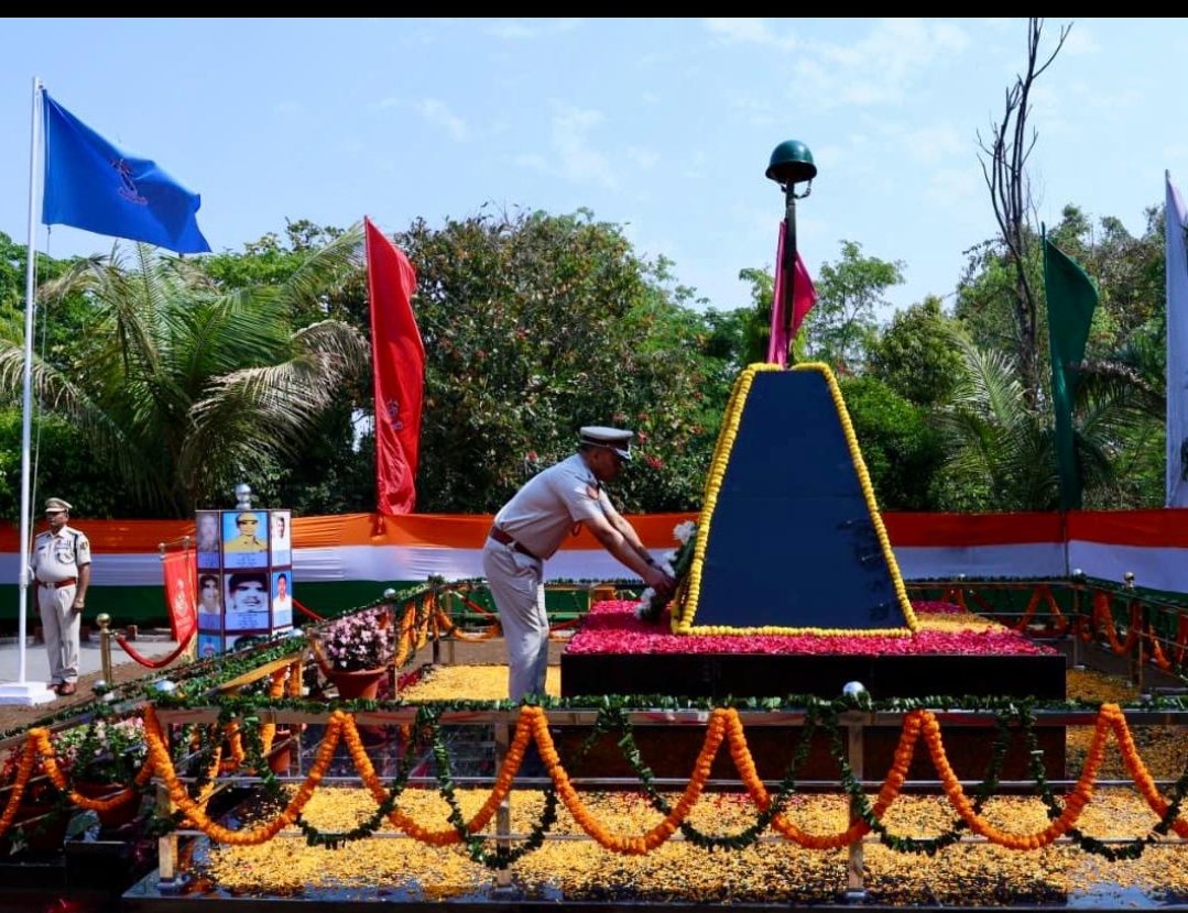 GC_CRPF_RANCHI's tweet photo. श्री डी एन लाल DIG, GC रांची के नेतृत्व में आज शौर्य दिवस मनाया गया जिसमें मुख्य अतिथि श्री साकेत कुमार सिंह, IPS,IG JKD sector थे। इस अवसर पर शहीदों को पुष्प चक्र अर्पित कर श्रद्धांजलि दी गई और वीर नारियों को उपहार दे कर सम्मानित किया गया। @crpfindia @HMOIndia @JharkhandCrpf https://t.co/SoFKy2WvZX
