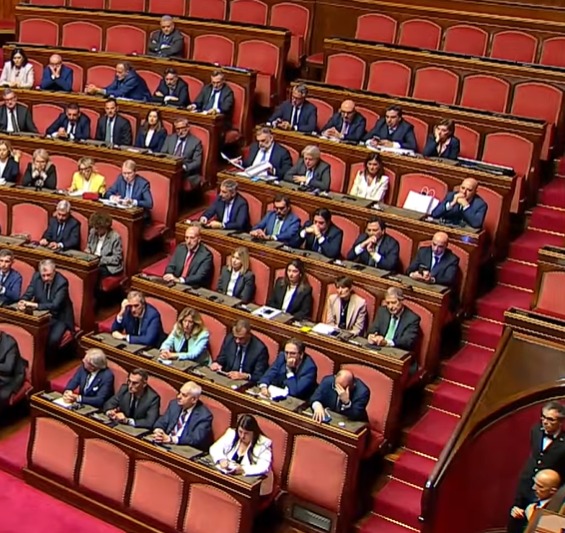 sarais53's tweet image. Al #Senato come alla #Camera, un'ora
di lettura della "litania dei morti"!
Due zombie al fianco, tono dimesso e #disciamo #Nazione e #Patria a non finire.
"Abbiamo restituito all'Italia credibilità internazionale!🥴
 🤔Abbiamo fatto?
🤔Funzioneranno?
#il_La_Peggior_PdC_diSempre