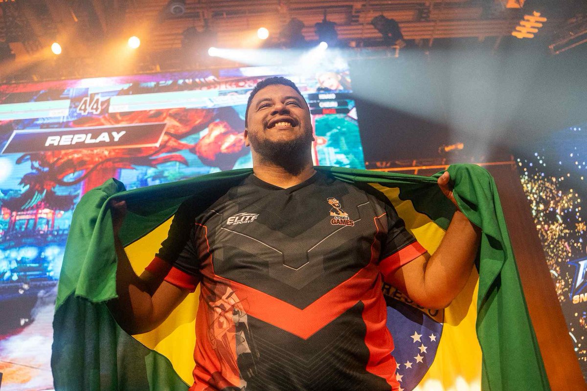 snk_esports_hub's tweet image. Throwing it back to #SWC2025 🔁
A moment worthy of Match of the Year at the #EVOAwards 2026.
When @Lauyagami1 finally claimed the THE KING OF FIGHTERS XV crown 👑
#KOFXV