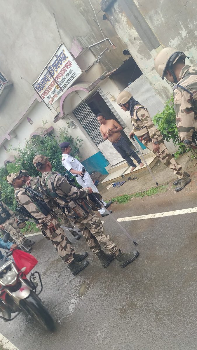CrpfWest's tweet photo. On 09/04/2026, a route march was conducted by CISF coy 786/542 B. During the operation, troops, along with the local police, instilled confidence among the public for free, fair, and peaceful election under PS Bhangar, District Kolkata.
@CEOWestBengal 
@ECISVEEP https://t.co/f081HPFtQJ