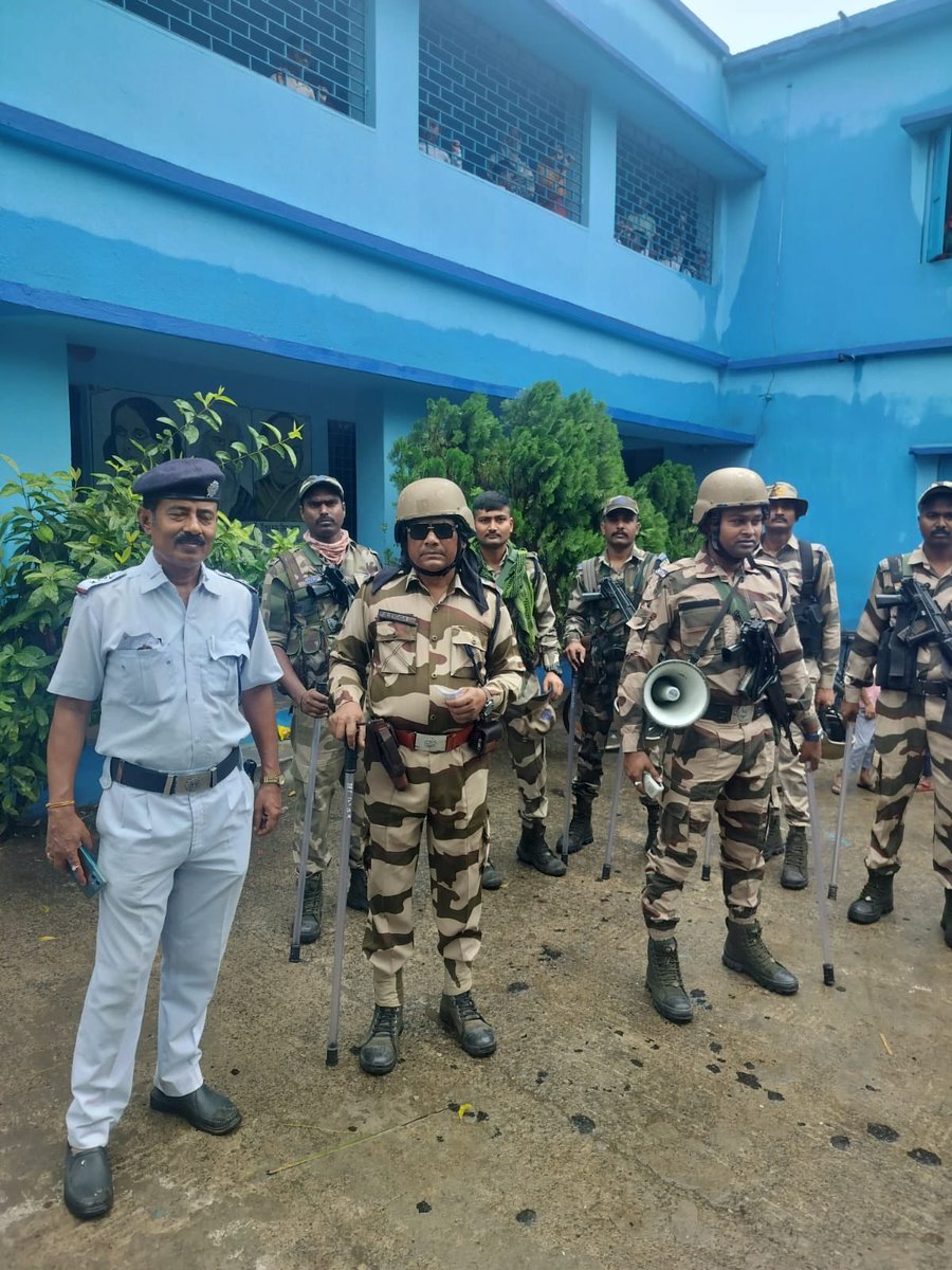 CrpfWest's tweet photo. On 09/04/2026, a route march was conducted by CISF coy 786/542 B. During the operation, troops, along with the local police, instilled confidence among the public for free, fair, and peaceful election under PS Bhangar, District Kolkata.
@CEOWestBengal 
@ECISVEEP https://t.co/f081HPFtQJ