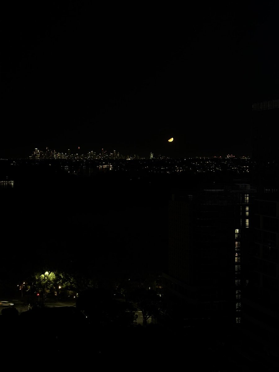 달이 눈 앞에 있는 것처럼 크다… 사진으로는 비록 작지만 ~