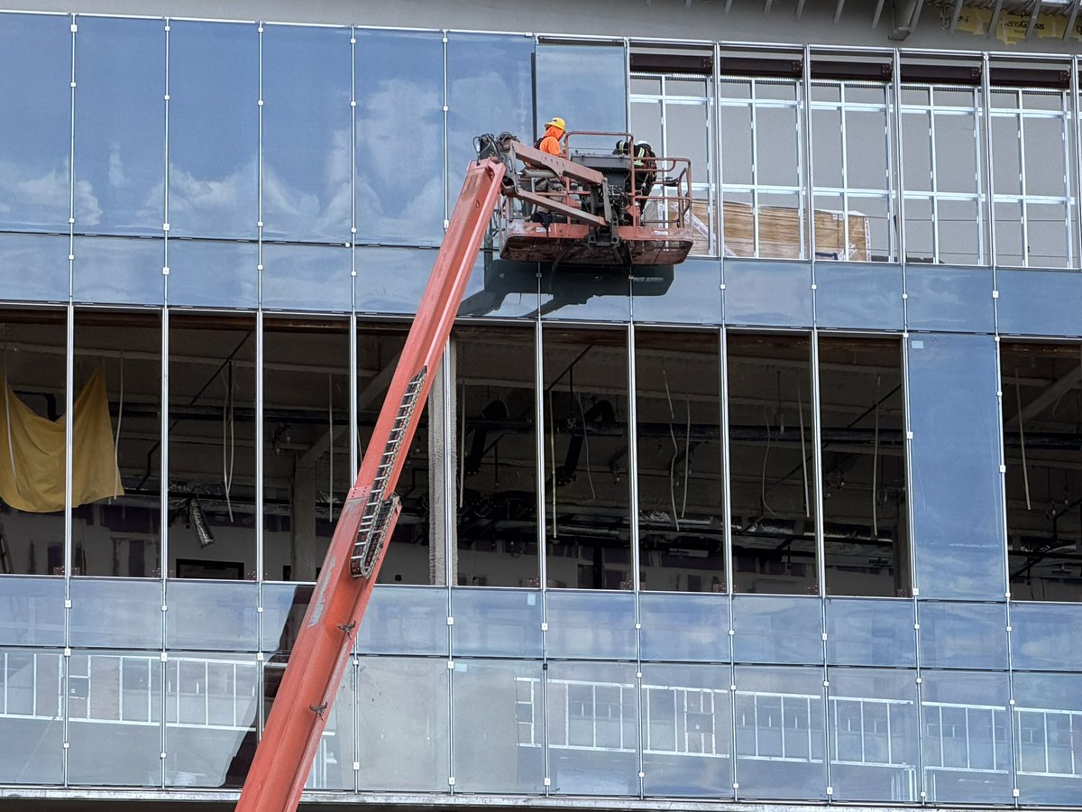 osmattmurschel's tweet image. Construction crews putting glass panels up on the new Roth Tower expansion on Acrisure Bounce HouseStadium on the #UCF campus.
