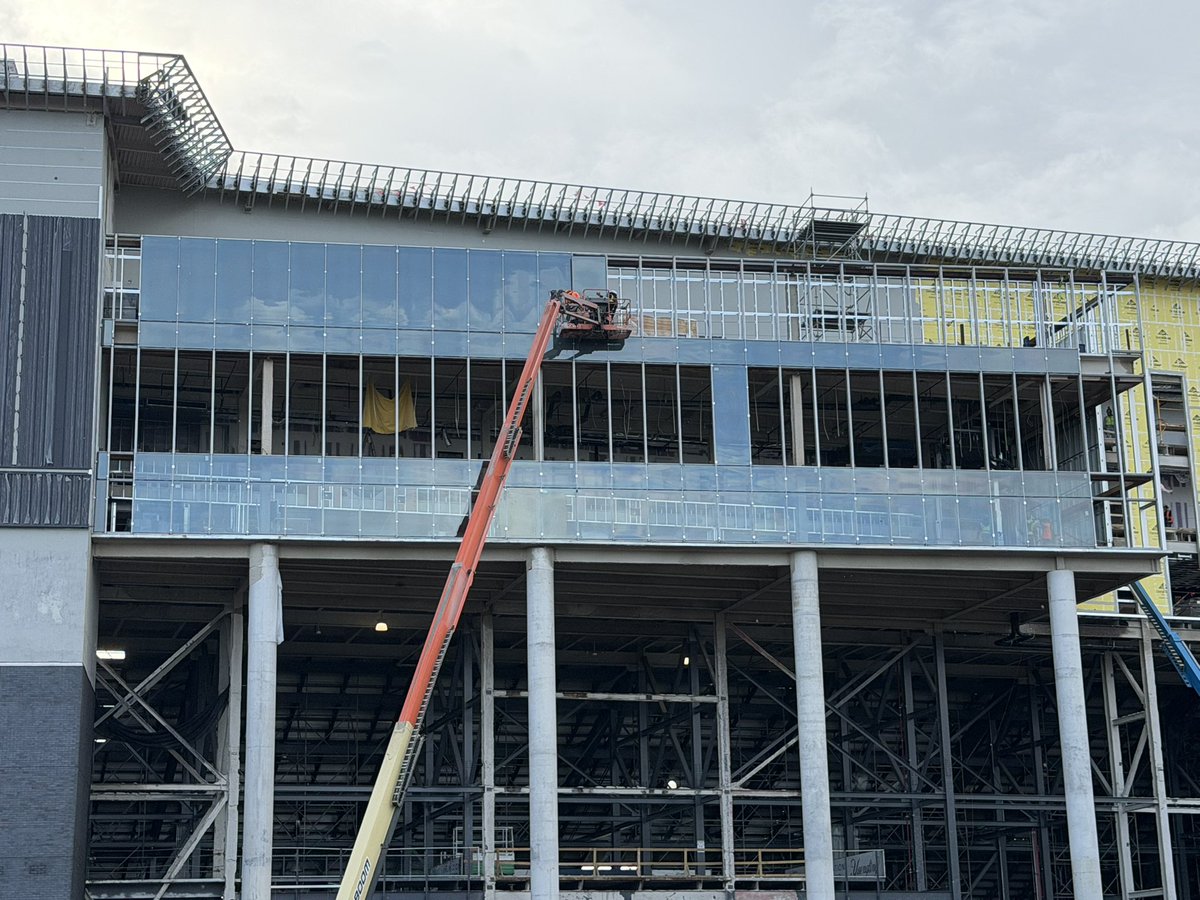 osmattmurschel's tweet image. Construction crews putting glass panels up on the new Roth Tower expansion on Acrisure Bounce HouseStadium on the #UCF campus.