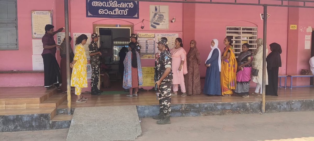 SSB_INDIA's tweet image. लोकतंत्र का महापर्व! 🇮🇳

केरल में #AssemblyElections2026 के दौरान सशस्त्र सीमा बल (#SSB) के जवान ‘सेवा, सुरक्षा और बंधुत्व’ की भावना के साथ चुनाव प्रक्रिया को सुरक्षित एवं निष्पक्ष बनाने में महत्वपूर्ण भूमिका निभा रहे हैं।

साथ ही, वरिष्ठ नागरिकों और दिव्यांग मतदाताओं की सहायता