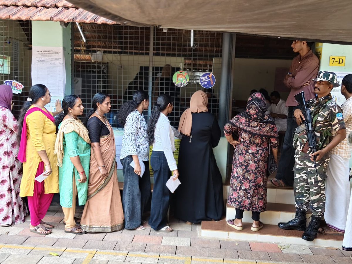 SSB_INDIA's tweet image. लोकतंत्र का महापर्व! 🇮🇳

केरल में #AssemblyElections2026 के दौरान सशस्त्र सीमा बल (#SSB) के जवान ‘सेवा, सुरक्षा और बंधुत्व’ की भावना के साथ चुनाव प्रक्रिया को सुरक्षित एवं निष्पक्ष बनाने में महत्वपूर्ण भूमिका निभा रहे हैं।

साथ ही, वरिष्ठ नागरिकों और दिव्यांग मतदाताओं की सहायता