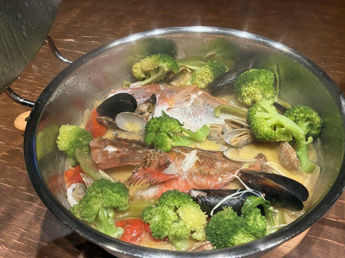 とろねこ tweet media