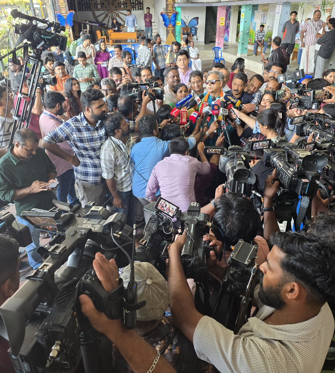 Shashi Tharoor tweet media