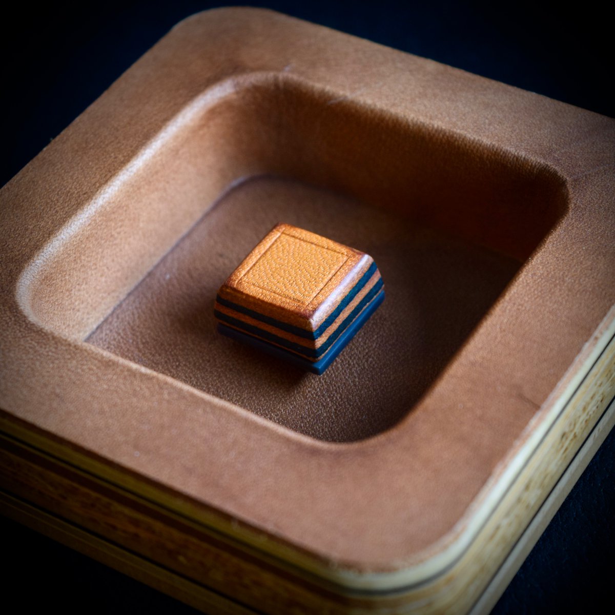 LeatherKeyboard's tweet image. レザーキーキャップ第二弾そのニ

ついに納得できる完成度のものができた
コバ (革の側面) を愛でるキーキャップ

Leather keycaps – second design.
Lower profile, inspired by XDA.

#keycaps 
#leathercraft