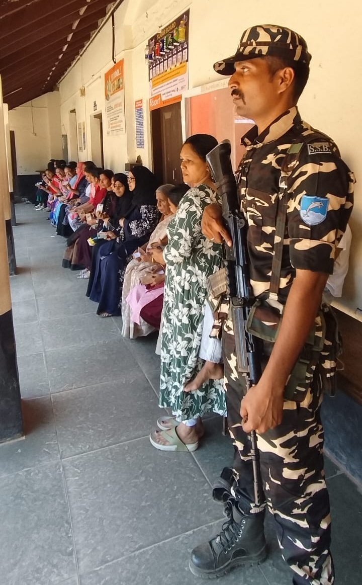 SSB_INDIA's tweet image. लोकतंत्र का महापर्व! 🇮🇳

केरल में #AssemblyElections2026 के दौरान सशस्त्र सीमा बल (#SSB) के जवान ‘सेवा, सुरक्षा और बंधुत्व’ की भावना के साथ चुनाव प्रक्रिया को सुरक्षित एवं निष्पक्ष बनाने में महत्वपूर्ण भूमिका निभा रहे हैं।

साथ ही, वरिष्ठ नागरिकों और दिव्यांग मतदाताओं की सहायता