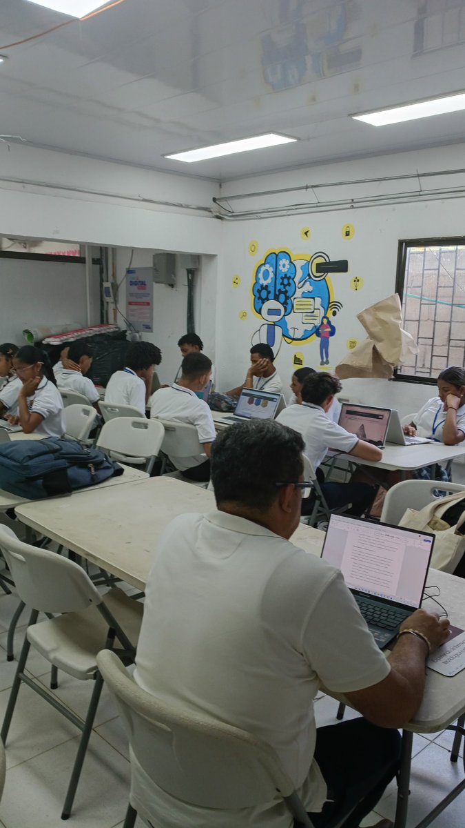 blisneida tweet media