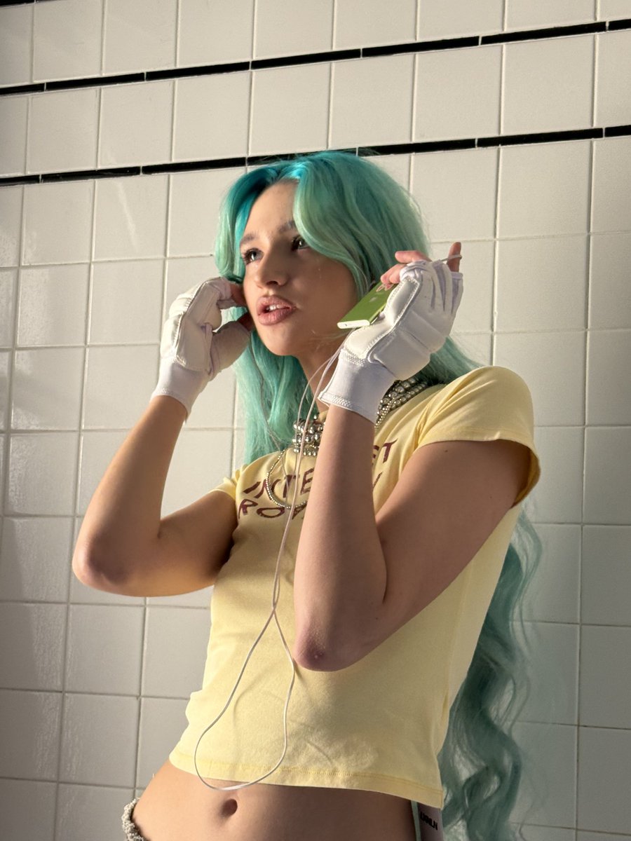 elizabeth tweet media