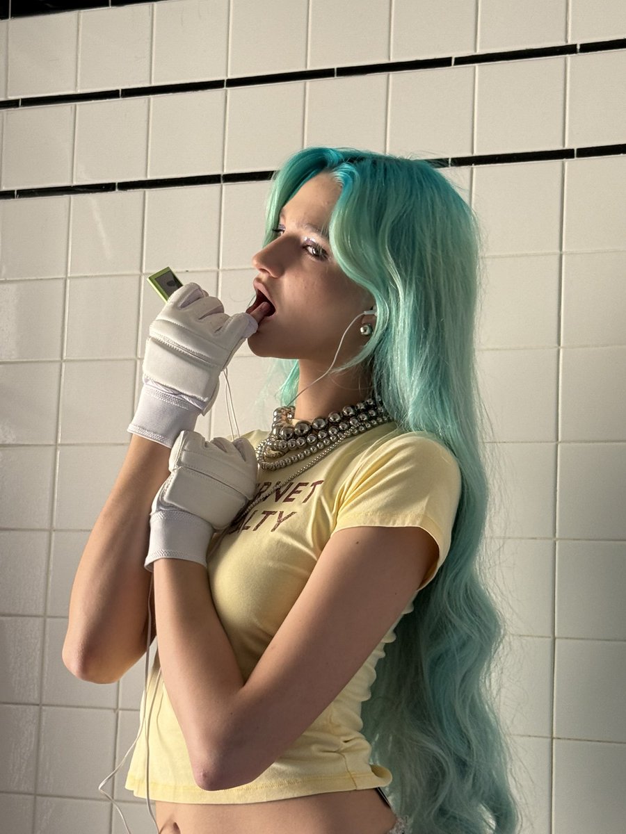 elizabeth tweet media