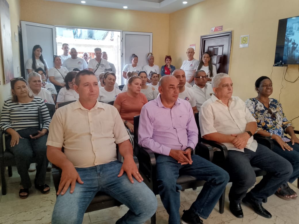AnaPajon4114's tweet photo. Muchas felicidades a los trabajadores de la Empresa Alimentaria en #SanctiSpíritusEnMarcha por obtener la Placa Conmemorativa Centenario del Comandante. #PorCubaJuntosCreamos @CTC_ProvinciaSS @Colina_CTCuba @Cuba_CTC @EkaterinaGowen https://t.co/AotLE31kWI
