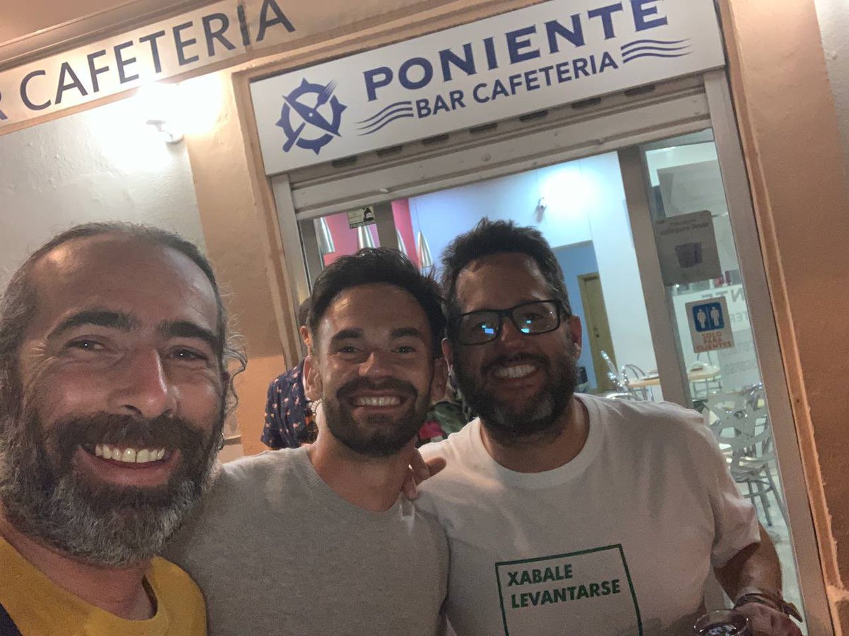 ddelacruz7's tweet photo. Hay muchos motivos, personales y políticos (si es que acaso no fueran lo mismo). Hay muchos motivos: como la tierra, mi familia y la gente que vive o quiere -pero no puede- hacerlo aquí.

Hay muchos motivos, como creer ciegamente en el proyecto, en la organización (pero no en la organización como un ente abstracto al estilo del Gran Hermano de Orwell, sino como un conjunto de personas que la componen y reman y se implican y dejan su tiempo).

Hay un montón de motivos como el año de espera para que te vea la espalda el especialista, como los mil pavos de alquiler en mi calle, como la cita para 20 días en la atención primaria, como la sensación de que todo se limita al turismo, hasta la propia existencia, que aprieta y ahoga: ambas cosas.

Hay un montón de motivos. También está el gafa, la verdad, que es el tipo más honesto, coherente, brillante y buena persona -y esto en un mundo de cada vez más odio hay que repetirlo más- que te puedes echar a la cara. Porque es mentira que esté de moda ser mala persona, qué va, José Ignacio lo está y él es el de corazón noble.

Así que toca remangarse, posicionarse, embarrarse, poner el rostro, el nombre y lo que haga falta. Y hacerlo además con ilusión y orgullo de ser de Adelante Andalucía. 

Hacerlo, pero no como en las listas estas de los grandes partidos donde hay broncas y se repiten los nombres elección tras elección, no. Hacerlo con la conciencia, con las entrañas y con el cariño de tu trinchera. No lo entendemos de otra forma.

Nos ha tocado en el Ayuntamiento al jerezano chungo, que menos que de presidente de la Junta tengamos al bueno. 😂💚✊🏻

Vamos a ello.