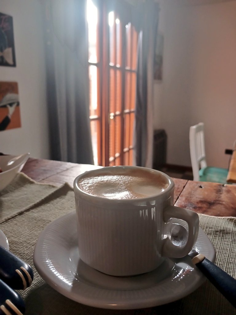 Como disfruto desayunar con el Sol en la ventana, cuando el frío queda afuera. 😉