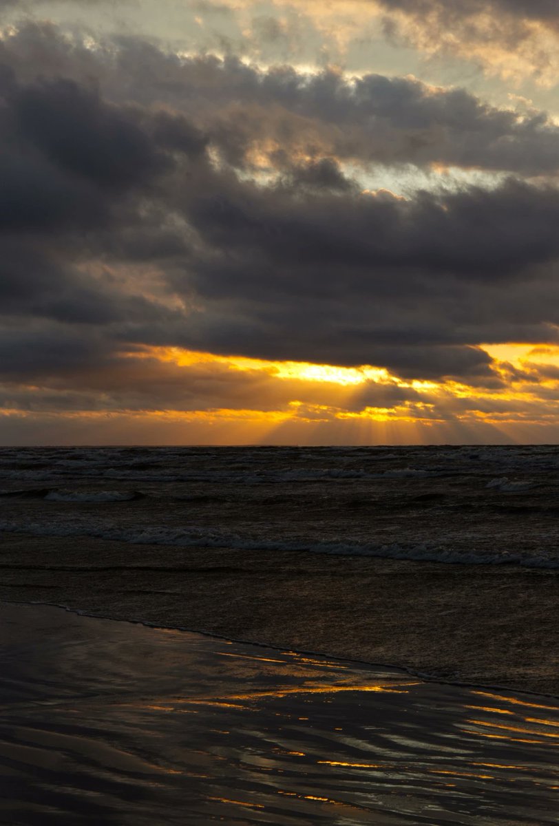 Run_fly_Smile's tweet image. Evening lights 😊
Baltic Sea 
Latvia 🇱🇻 

#Latvia #Sea #BalticSea #Sunset