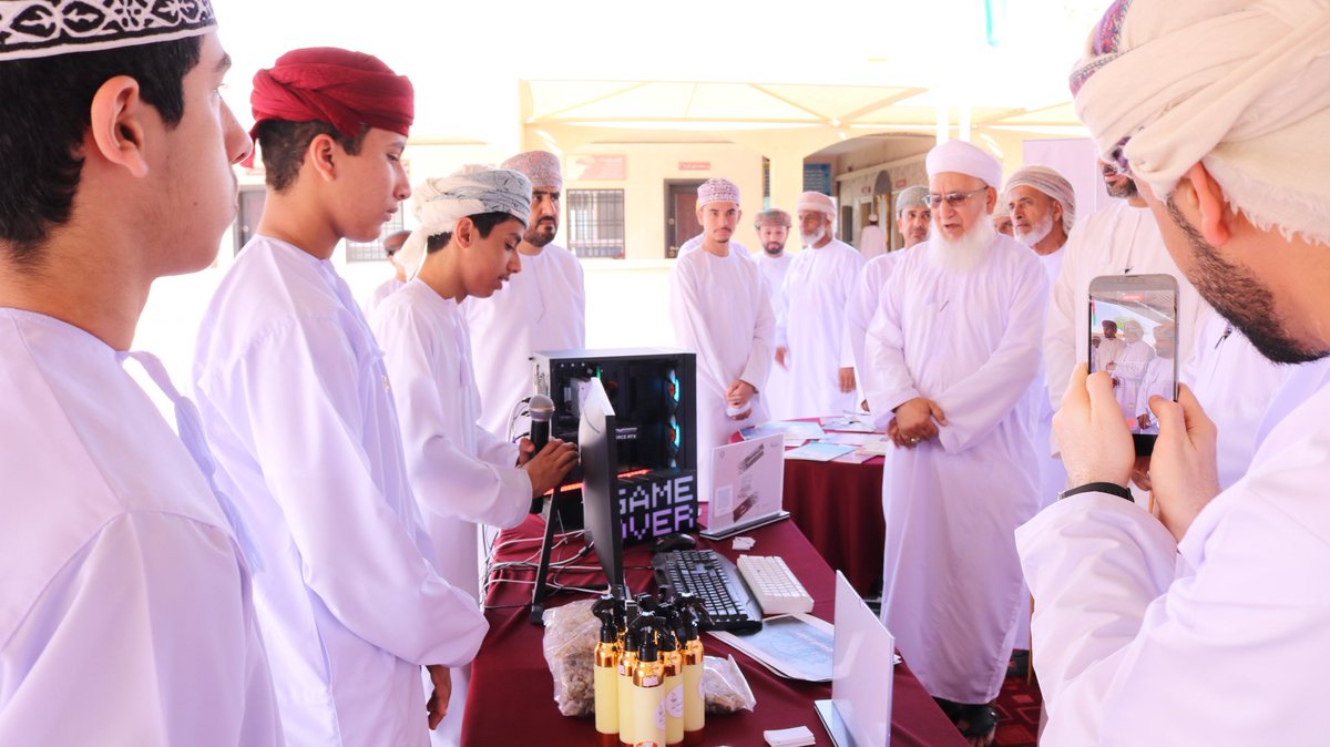 EduGovNBT2334's tweet photo. برعاية الفاضل: سعيد بن ناصر بن راشد البداعي، رئيس فريق السويق التطوعي، وبمشاركة العديد من مدارس الولاية، اختتمت في مدرسة غسان بن عبد الله الخروصي فعاليات ملتقى السويق لريادة الأعمال، والذي أُقيم في أجواء مميزة عكست جهود المدرسة في تعزيز ثقافة ريادة الأعمال لدى الطلبة وتنمية مهاراتهم في الابتكار والعمل الحر.

وقد استُهل الملتقى ببرنامج إذاعي، تلاه تقديم محاضرة إثرائية للمهندس بدر الجهوري تناولت مفاه��م ريادة الأعمال وأهميتها في بناء المستقبل. كما تم افتتاح المعرض برعاية الأستاذ سعيد البداعي، حيث تضمن عرض مشاريع طلابية متميزة جسّدت أفكاراً إبداعية وتجارب ريادية واعدة.

وشهدت الفعالية جولة للضيوف والمشاركين في أركان المعرض، اطلعوا خلالها على منجزات الطلبة، وسط تفاعل كبير وإشادة بمستوى التنظيم وجودة المعروضات. واختُتم الملتقى بتكريم المشاركين تقديراً لجهودهم، في أجواء احتفالية عكست روح الإنجاز والتميز.

ويأتي تنظيم هذا الملتقى في إطار سعي المدرسة إلى إعداد جيل واعٍ ومبادر، يمتلك المهارات اللازمة لمواكبة متطلبات العصر، وتعزيز توجهات التعليم نحو الابتكار وريادة الأعمال.

#فعاليات_تعليمية_شمال_الباطنة 
#تعلم_مستدام