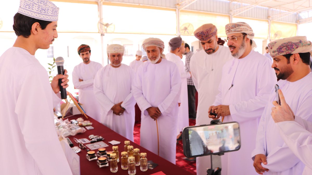 EduGovNBT2334's tweet photo. برعاية الفاضل: سعيد بن ناصر بن راشد البداعي، رئيس فريق السويق التطوعي، وبمشاركة العديد من مدارس الولاية، اختتمت في مدرسة غسان بن عبد الله الخروصي فعاليات ملتقى السويق لريادة الأعمال، والذي أُقيم في أجواء مميزة عكست جهود المدرسة في تعزيز ثقافة ريادة الأعمال لدى الطلبة وتنمية مهاراتهم في الابتكار والعمل الحر.

وقد استُهل الملتقى ببرنامج إذاعي، تلاه تقديم محاضرة إثرائية للمهندس بدر الجهوري تناولت مفاه��م ريادة الأعمال وأهميتها في بناء المستقبل. كما تم افتتاح المعرض برعاية الأستاذ سعيد البداعي، حيث تضمن عرض مشاريع طلابية متميزة جسّدت أفكاراً إبداعية وتجارب ريادية واعدة.

وشهدت الفعالية جولة للضيوف والمشاركين في أركان المعرض، اطلعوا خلالها على منجزات الطلبة، وسط تفاعل كبير وإشادة بمستوى التنظيم وجودة المعروضات. واختُتم الملتقى بتكريم المشاركين تقديراً لجهودهم، في أجواء احتفالية عكست روح الإنجاز والتميز.

ويأتي تنظيم هذا الملتقى في إطار سعي المدرسة إلى إعداد جيل واعٍ ومبادر، يمتلك المهارات اللازمة لمواكبة متطلبات العصر، وتعزيز توجهات التعليم نحو الابتكار وريادة الأعمال.

#فعاليات_تعليمية_شمال_الباطنة 
#تعلم_مستدام