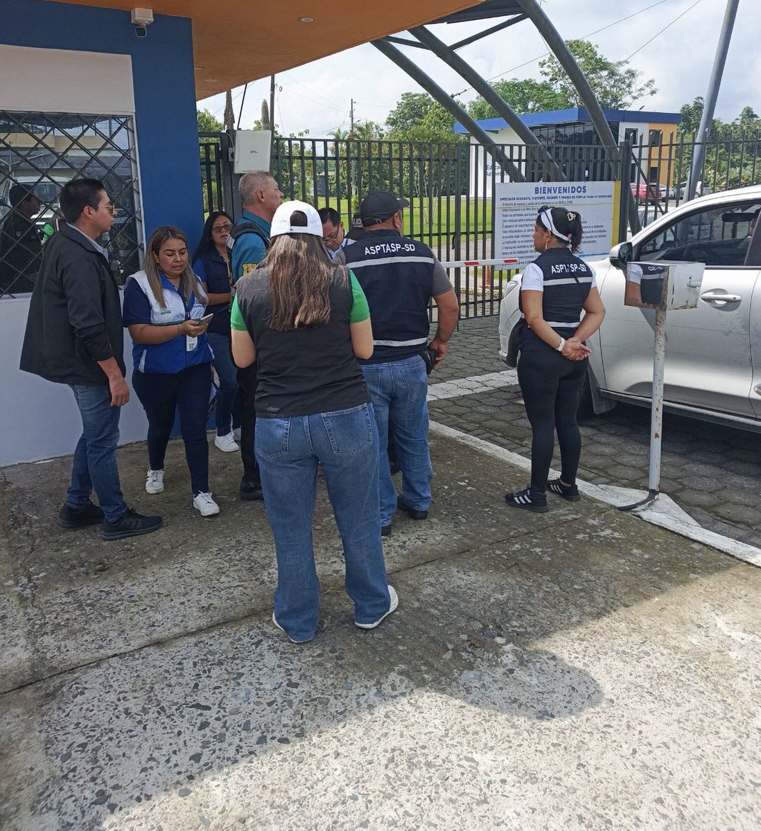FENASPE1's tweet photo. 🔴🔴🔴
La informalidad en el sector d la #SegPrivada debe ser combatido x TODOS
👉Los #Guardias q laboran para estas empresas de seguridad están expuestos a un ALTO RIESGO ⚠️ 
❌Chalecos con placas d madera 
❌Armas en mal estado
❌Sin póliza de vida  
@MinInteriorEc https://t.co/4qfuvRyWNA