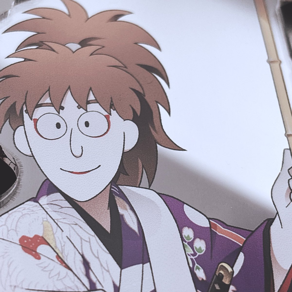 ちょくちょく見かけるアクスタについちゃったキズ問題、わざわざ専用の磨くやつ買わんでも要は研磨剤が入っとれば良いので、消しゴムと歯磨き粉で磨けばこの程度の傷は綺麗に消えます