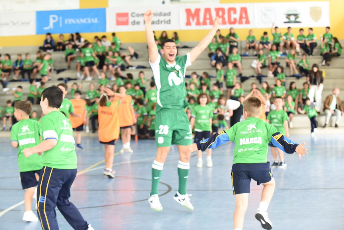 ClubInterFS's tweet photo. ⭐ Los 𝒗𝒂𝒍𝒐𝒓𝒆𝒔 de nuestro club y del deporte también tuvieron su lugar en una jornada repleta de emociones de los escolares al lado de los cracks interistas. 

🗞️ https://t.co/v2VEo9wEoQ 📌

¡Nos emociona verles sonreír y disfrutar de esta manera! 🤩

#InteristaSoy💚💙 #GiraMegacracks | JP Financial