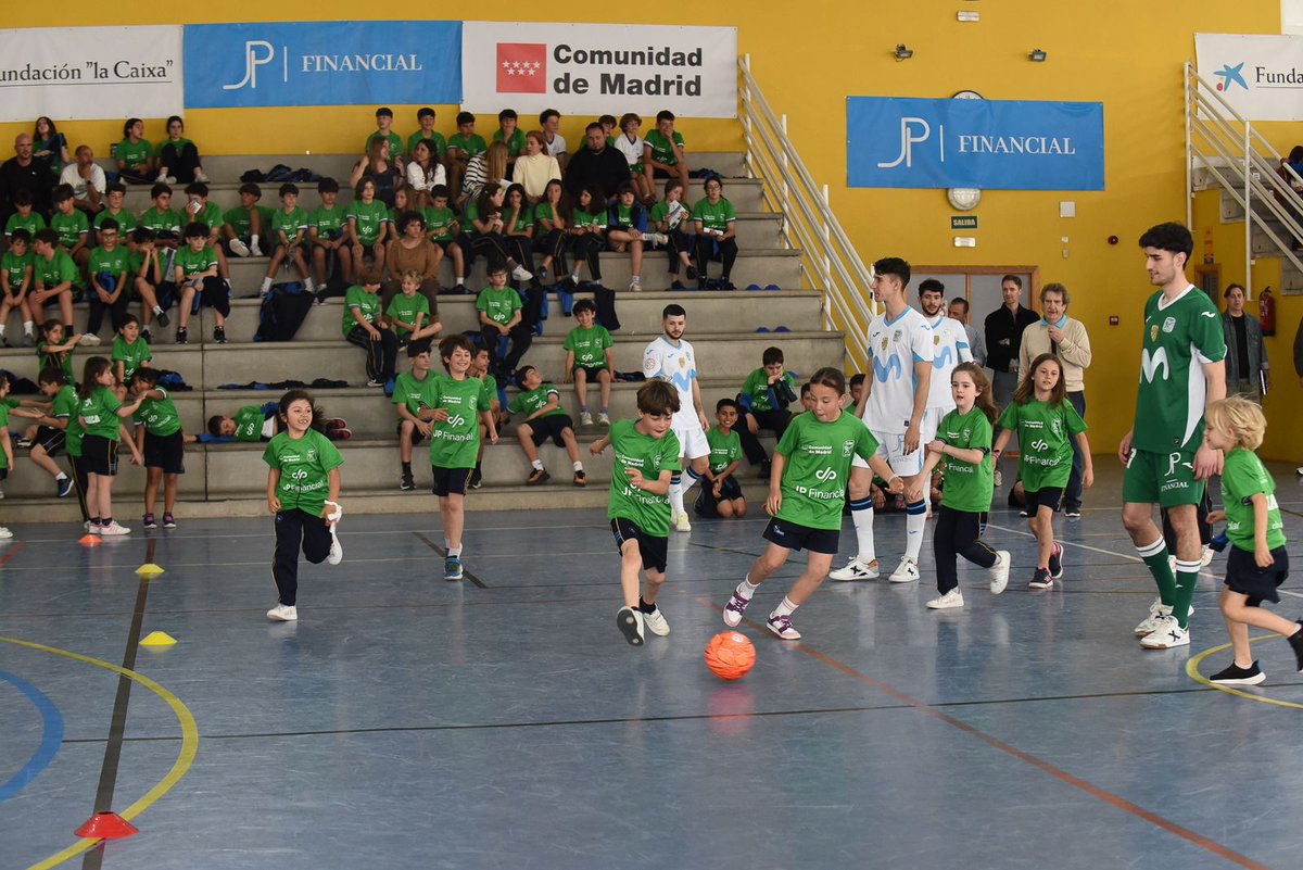 ClubInterFS's tweet photo. ⭐ Los 𝒗𝒂𝒍𝒐𝒓𝒆𝒔 de nuestro club y del deporte también tuvieron su lugar en una jornada repleta de emociones de los escolares al lado de los cracks interistas. 

🗞️ https://t.co/v2VEo9wEoQ 📌

¡Nos emociona verles sonreír y disfrutar de esta manera! 🤩

#InteristaSoy💚💙 #GiraMegacracks | JP Financial