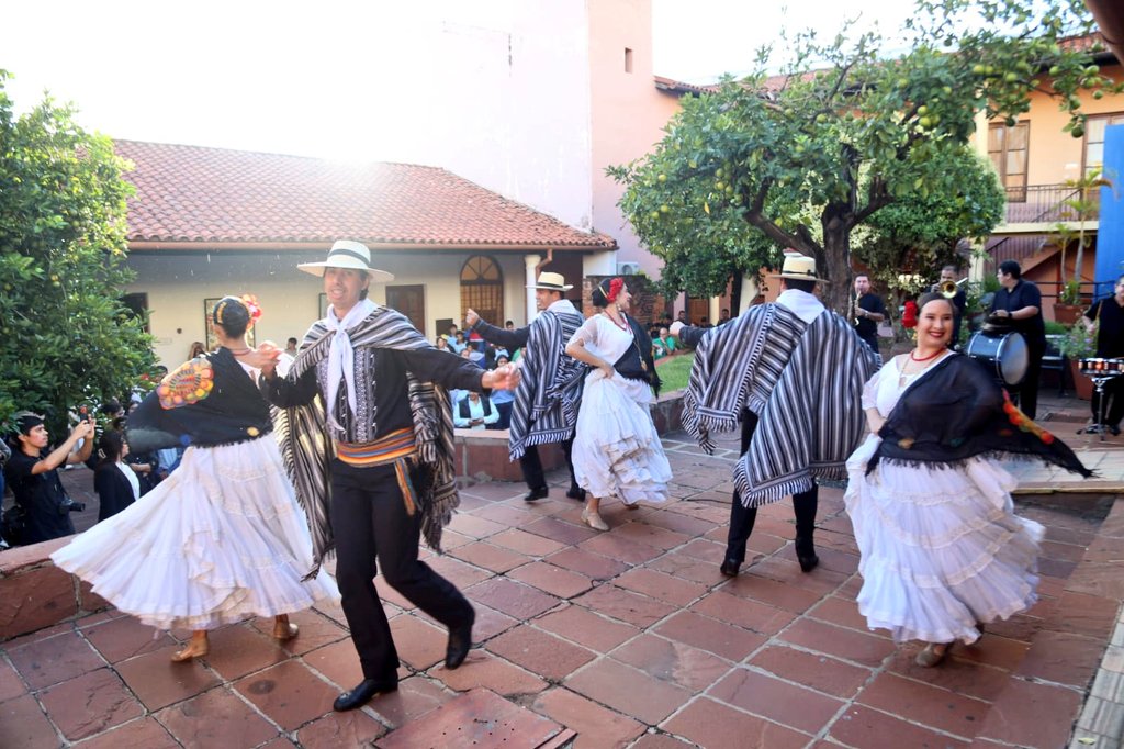 MECpy's tweet photo. ¡De Alto Paraguay al Palacio de López! 🇵🇾

Estudiantes y docentes del Col. Nac. Cap. Marcial Ramírez de Carmelo Peralta 🏫 vivieron la experiencia ExplorArte Asunción 2026. https://t.co/fhfFjt0JDi