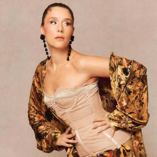 O jornalista musical John Earls, da Classic Pop, divulgou seu review do “Superbloom”, argumentando que o álbum é um “TRIUNFO no qual Jessie Ware floresce ainda mais no ícone disco que sempre esteve destinada a ser”.