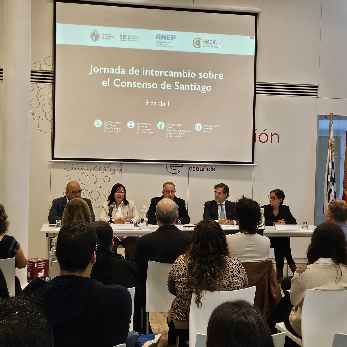 cfe_anep's tweet photo. AHORA | Jornada de intercambio sobre el Consenso de Santiago: claves para fortalecer la profesión docente, una instancia de reflexión sobre el quehacer educativo, organizada por @cfe_anep y @educacion_mec. https://t.co/e2KPHlVnCn