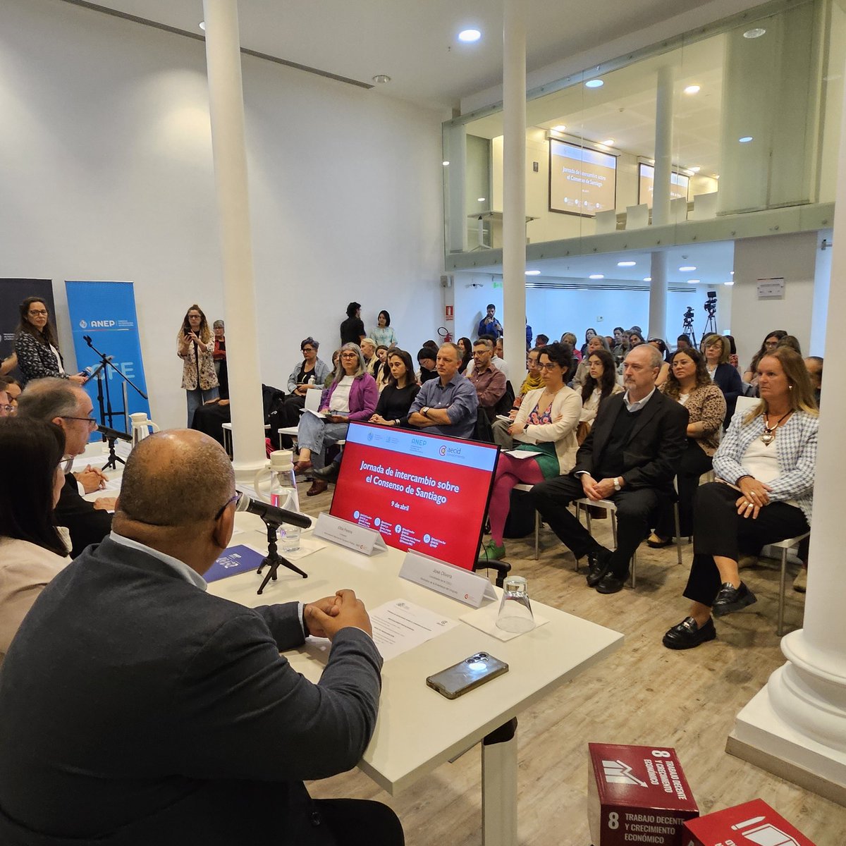cfe_anep's tweet photo. AHORA | Jornada de intercambio sobre el Consenso de Santiago: claves para fortalecer la profesión docente, una instancia de reflexión sobre el quehacer educativo, organizada por @cfe_anep y @educacion_mec. https://t.co/e2KPHlVnCn