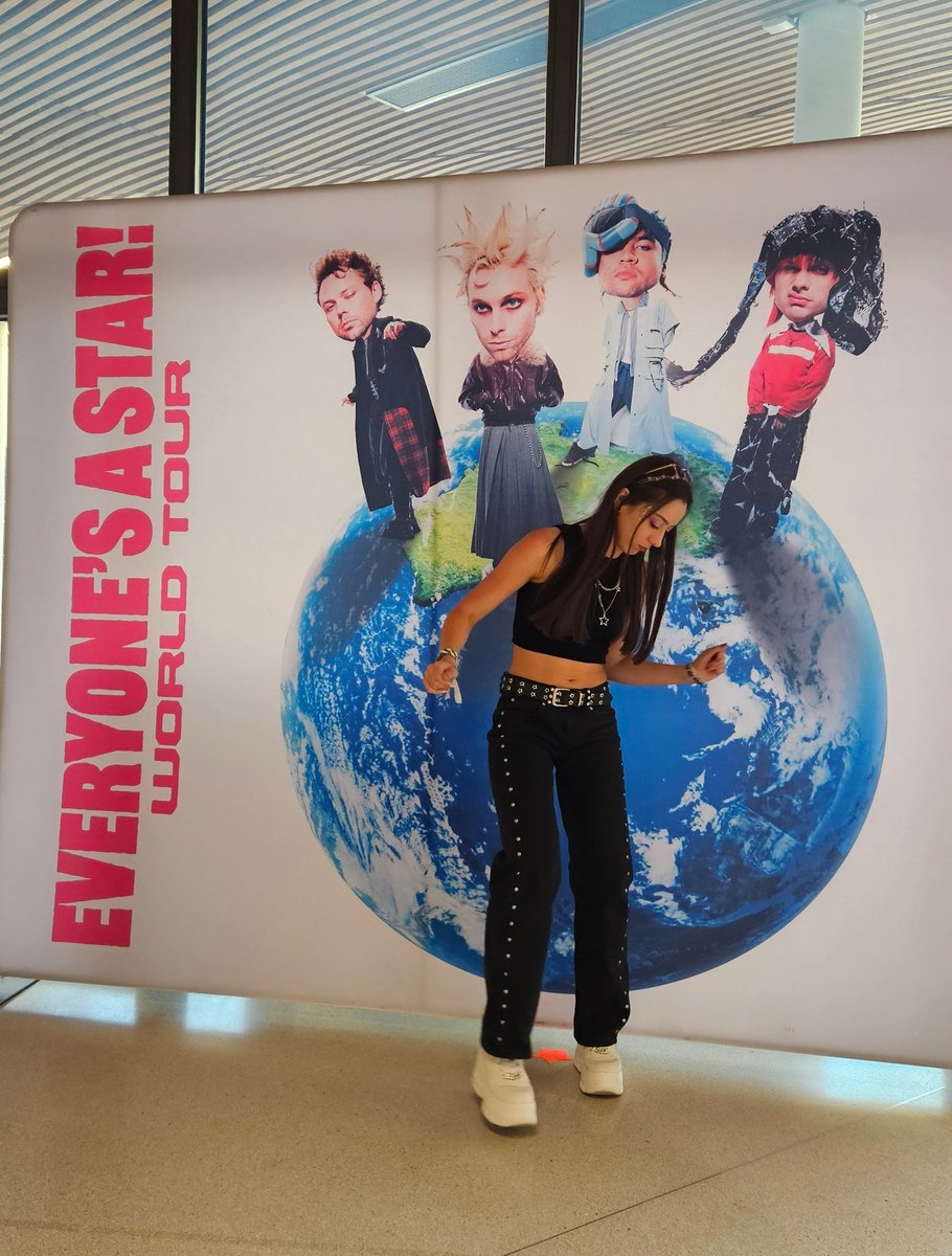 SimsftHoran's tweet image. La chute d'une étoile #eastour #easparis #parisisastar