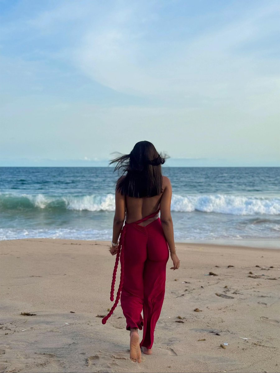 my elder sister's body is tea 😋❣️ 
9-5 guys can't even approach her, talk less of dating her 🩵💝