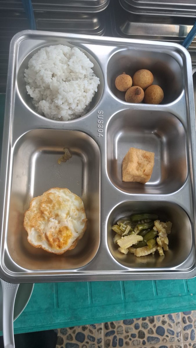 Bewebew's tweet photo. @menuembegejelek dibantu ramein juga nih min masa MBG menunya kaya gini doang hadeuh 
Lokasi di Taktakan Serang Banten . https://t.co/aCDr2BlCed