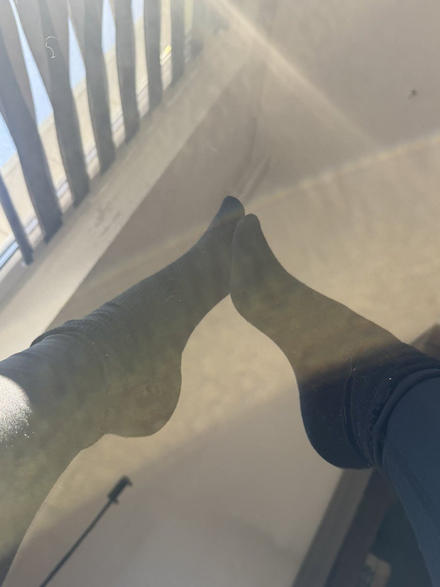 Sonnenstrahlen und schöne Füße 👣 💸