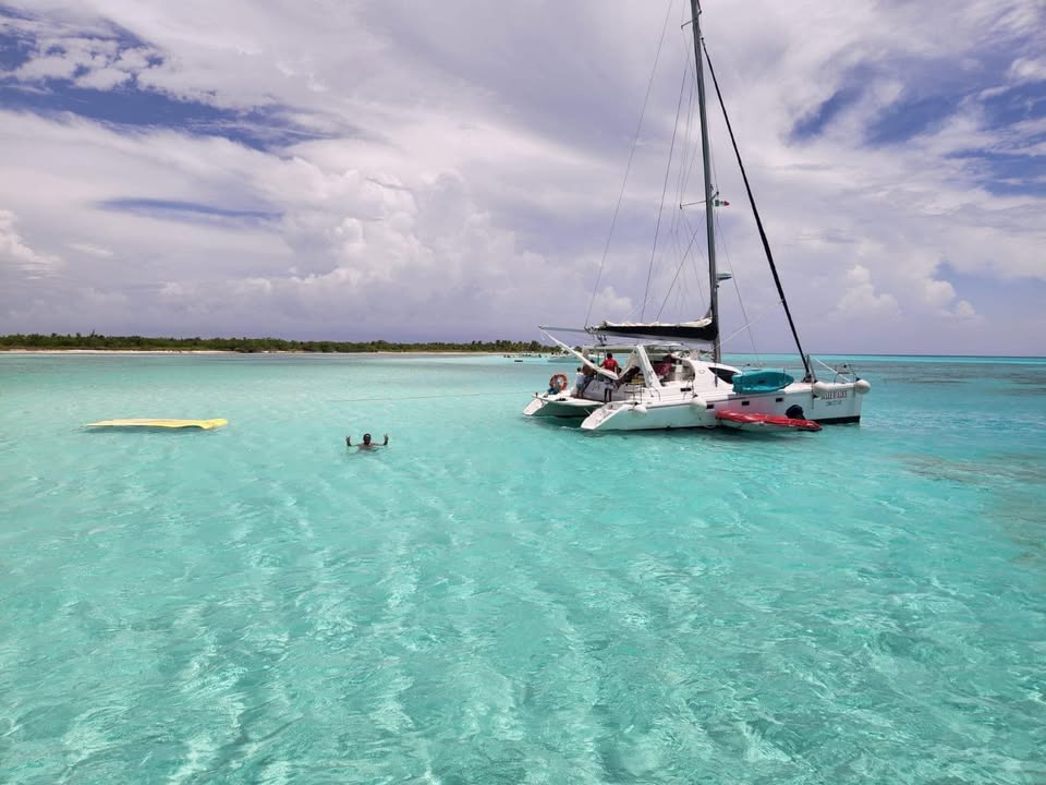 🌊 Feeling on top of the world at El Cielo Cozumel! 🤩 Who needs land when you've got crystal-clear waters and stunning views like this? 🏝️💦 Agree?"
.
.
#CozumelVacation #CozumelDiving #VisitCozumel #CozumelRental #CozumelAirbnb