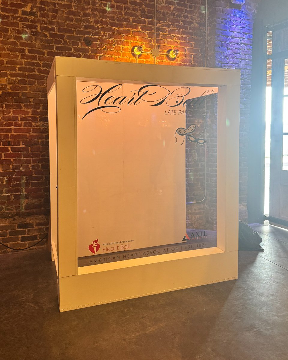 Shoutout to @turningknoxrental for partnering with us to design and produce these custom photo boxes!

#graphiccreations #heartball #customsignage #eventdeco 📸✨