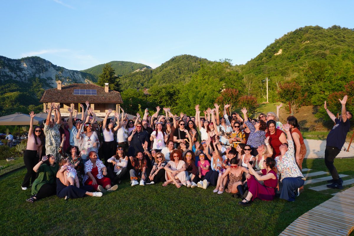 “Resta una scia di spettatori che non hanno trovato in lei una semplice concorrente, ma uno specchio in cui riconoscere la dignità di restare, nonostante tutto, se stessi”
L’importanza e la verità di queste parole, siamo tanto orgogliose di starti accanto🥹❤️ #beatriceluzzi