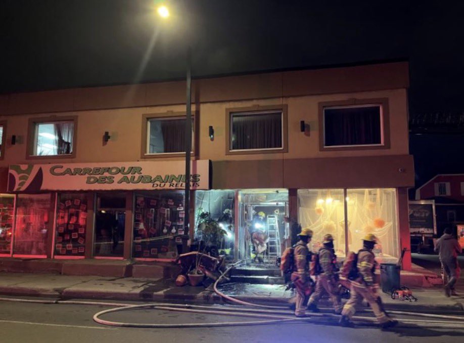 8 AVRIL | 10:30 // Feu de bâtiment sur le boulevard des Laurentides dans le secteur de Pont-Viau. Bâtiment commercial. Flammes apparentes. 

Le Code était 10-07, intervention nécessaire.