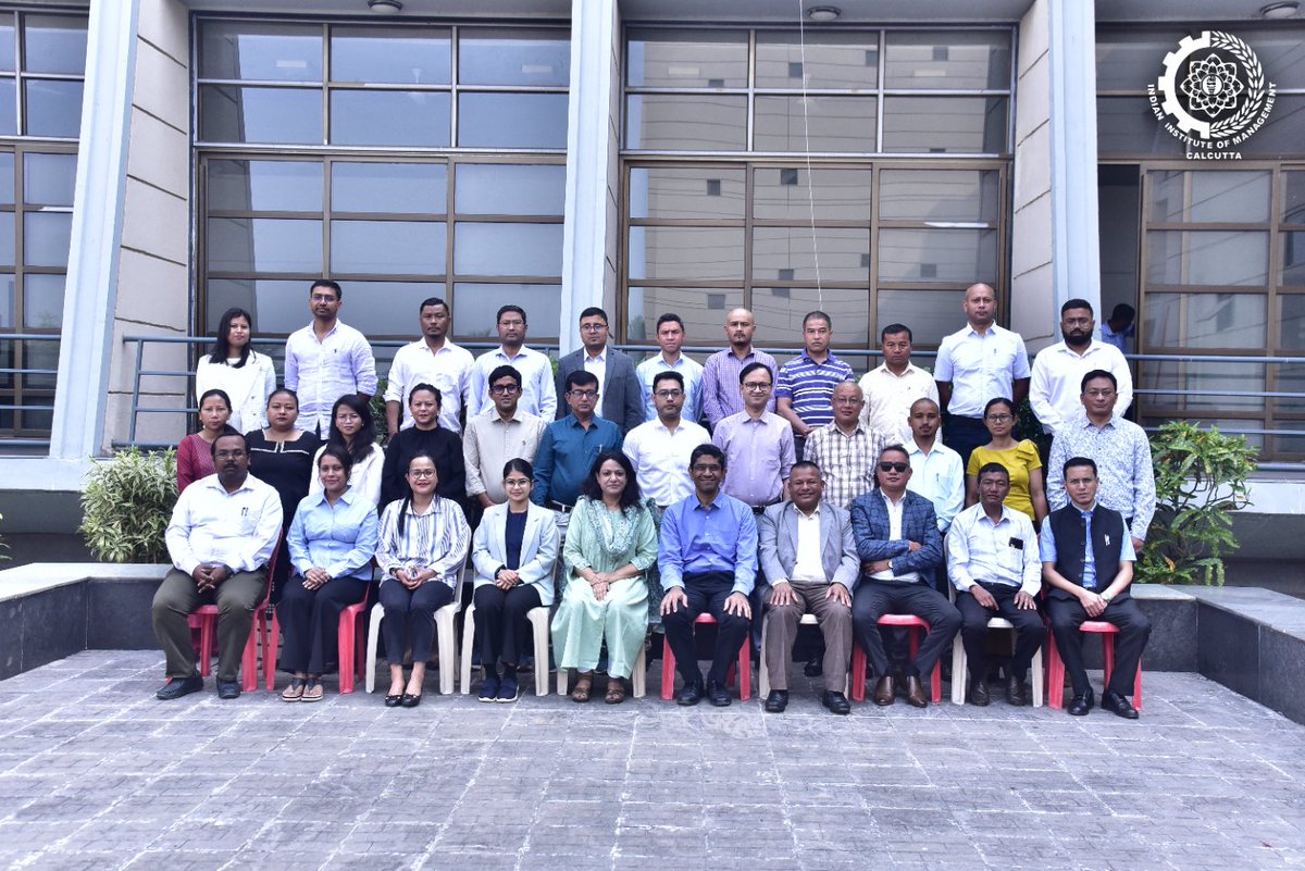 IIM_Calcutta's tweet photo. 𝐌𝐚𝐧𝐚𝐠𝐞𝐦𝐞𝐧𝐭 𝐃𝐞𝐯𝐞𝐥𝐨𝐩𝐦𝐞𝐧𝐭 𝐏𝐫𝐨𝐠𝐫𝐚𝐦𝐦𝐞 𝐟𝐨𝐫 𝐒𝐞𝐧𝐢𝐨𝐫 𝐌𝐚𝐧𝐚𝐠𝐞𝐦𝐞𝐧𝐭 𝐨𝐟 𝐏𝐨𝐰𝐞𝐫 𝐆𝐫𝐢𝐝 𝐂𝐨𝐫𝐩𝐨𝐫𝐚𝐭𝐢𝐨𝐧 𝐨𝐟 𝐈𝐧𝐝𝐢𝐚 (𝐁𝐚𝐭𝐜𝐡 -𝟐)

IIM Calcutta recently conducted a 𝐂𝐮𝐬𝐭𝐨𝐦𝐢𝐳𝐞𝐝 𝐌𝐚𝐧𝐚𝐠𝐞𝐦𝐞𝐧𝐭 𝐃𝐞𝐯𝐞𝐥𝐨𝐩𝐦𝐞𝐧𝐭 𝐏𝐫𝐨𝐠𝐫𝐚𝐦𝐦𝐞 𝐟𝐨𝐫 𝐒𝐞𝐧𝐢𝐨𝐫 𝐌𝐚𝐧𝐚𝐠𝐞𝐦𝐞𝐧𝐭 𝐨𝐟 𝐏𝐨𝐰𝐞𝐫 𝐆𝐫𝐢𝐝 𝐂𝐨𝐫𝐩𝐨𝐫𝐚𝐭𝐢𝐨𝐧 𝐨𝐟 𝐈𝐧𝐝𝐢𝐚 at the 𝐌𝐚𝐧𝐚𝐠𝐞𝐦𝐞𝐧𝐭 𝐃𝐞𝐯𝐞𝐥𝐨𝐩𝐦𝐞𝐧𝐭 𝐂𝐞𝐧𝐭𝐫𝐞 (𝐌𝐃𝐂), 𝐈𝐈𝐌 𝐂𝐚𝐥𝐜𝐮𝐭𝐭𝐚 from January 19-23, 2026.

The programme brought together senior executives from 𝐏𝐨𝐰𝐞𝐫 𝐆𝐫𝐢𝐝 𝐂𝐨𝐫𝐩𝐨𝐫𝐚𝐭𝐢𝐨𝐧 𝐨𝐟 𝐈𝐧𝐝𝐢𝐚 for an intensive learning engagement aimed at strengthening leadership capabilities and enhancing strategic and operational effectiveness. Participants attended interactive sessions covering themes such as 𝐨𝐩𝐞𝐫𝐚𝐭𝐢𝐨𝐧𝐚𝐥 𝐞𝐱𝐜𝐞𝐥𝐥𝐞𝐧𝐜𝐞, 𝐩𝐞𝐨𝐩𝐥𝐞 𝐦𝐚𝐧𝐚𝐠𝐞𝐦𝐞𝐧𝐭, 𝐜𝐮𝐬𝐭𝐨𝐦𝐞𝐫 𝐯𝐚𝐥𝐮𝐞 𝐜𝐫𝐞𝐚𝐭𝐢𝐨𝐧, 𝐟𝐢𝐧𝐚𝐧𝐜𝐢𝐚𝐥 𝐩𝐞𝐫𝐟𝐨𝐫𝐦𝐚𝐧𝐜𝐞 𝐦𝐚𝐧𝐚𝐠𝐞𝐦𝐞𝐧𝐭, 𝐭𝐞𝐚𝐦 𝐝𝐞𝐜𝐢𝐬𝐢𝐨𝐧-𝐦𝐚𝐤𝐢𝐧𝐠, 𝐜𝐮𝐬𝐭𝐨𝐦𝐞𝐫-𝐜𝐞𝐧𝐭𝐫𝐢𝐜 𝐨𝐩𝐞𝐫𝐚𝐭𝐢𝐨𝐧𝐬, 𝐚𝐧𝐝 𝐫𝐢𝐬𝐤 𝐦𝐢𝐭𝐢𝐠𝐚𝐭𝐢𝐨𝐧 𝐭𝐡𝐫𝐨𝐮𝐠𝐡 𝐨𝐩𝐞𝐫𝐚𝐭𝐢𝐨𝐧𝐬 𝐬𝐭𝐫𝐚𝐭𝐞𝐠𝐲.

The sessions were delivered by the distinguished faculty of IIM Calcutta, including Prof. Balram Avittathur, Prof. Ritu Mehta, Prof. Chetan Joshi, Prof. Vivek Rajvanshi, and Prof. Ramendra Singh, fostering rich discussions, peer learning, and practical insights.

IIM Calcutta thanks 𝐏𝐨𝐰𝐞𝐫 𝐆𝐫𝐢𝐝 𝐂𝐨𝐫𝐩𝐨𝐫𝐚𝐭𝐢𝐨𝐧 𝐨𝐟 𝐈𝐧𝐝𝐢𝐚 and all the participants for their enthusiastic engagement and looks forward to continued collaboration in executive education.

#IIMCalcutta #ExecutiveEducation #ManagementDevelopment #LeadershipDevelopment #PowerGrid #OperationalExcellence