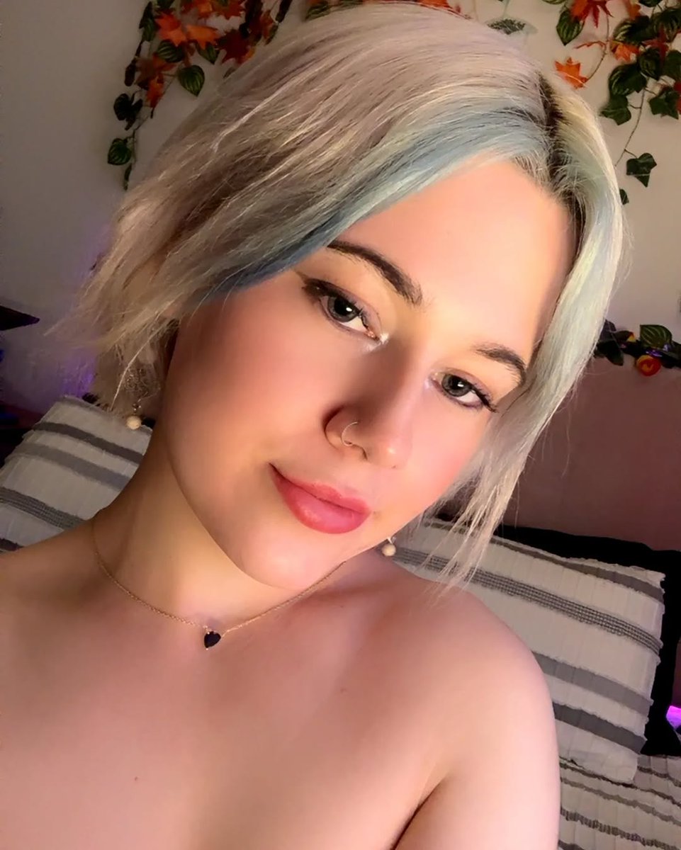 ItsmeEverlyJ's tweet photo. So… are trans women “real women” or not? What do you think? 🏳️‍⚧️ https://t.co/xSOIBJFVx2