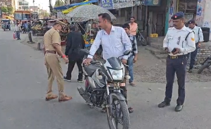 bstvlive's tweet photo. मैनपुरी : ट्रैफ़िक पुलिस ने चलाया वाहन चेकिंग अभियान 

➡ट्रैफ़िक पुलिस ने 130 वाहनों के किए चालान 
➡130 वाहनों पर 3.45 लाख रुपए का जुर्माना 
➡शहर कोतवाली क्षेत्र के करहल चौराहे पर चेकिंग
 
#Mainpuri #TrafficCheck #VehicleFine @mainpuripolice https://t.co/hRpIt8fbtM