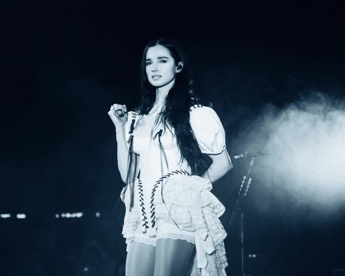 drwnnginadream's tweet photo. stop it, she’s so pretty 😭 I miss her 🤍 https://t.co/s7qNSCHbAQ